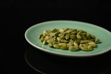 桌面上的盘子里的香气四溢的绿豆蔻