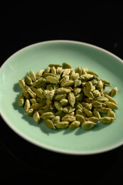 桌面上的盘子里的香气四溢的绿豆蔻