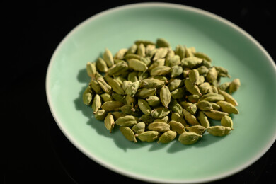 桌面上的盘子里的香气四溢的绿豆蔻