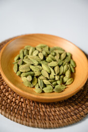 桌面上的盘子里的香气四溢的绿豆蔻