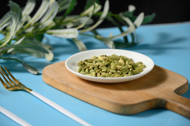 桌面上的盘子里的香气四溢的绿豆蔻