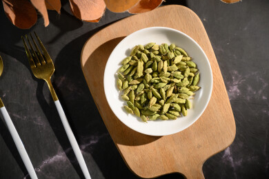 桌面上的盘子里的香气四溢的绿豆蔻