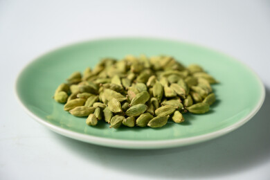 桌面上的盘子里的香气四溢的绿豆蔻