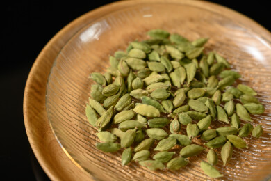 桌面上的盘子里的香气四溢的绿豆蔻