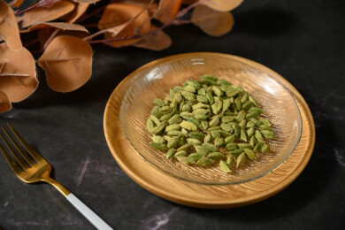 桌面上的盘子里的香气四溢的绿豆蔻