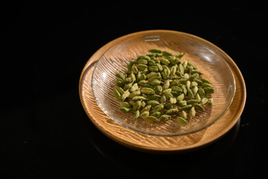 桌面上的盘子里的香气四溢的绿豆蔻