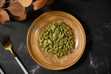 桌面上的盘子里的香气四溢的绿豆蔻