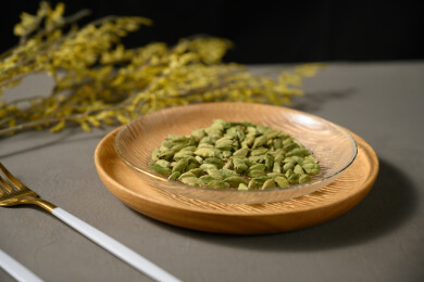 桌面上的盘子里的香气四溢的绿豆蔻