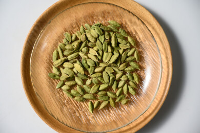 桌面上的盘子里的香气四溢的绿豆蔻