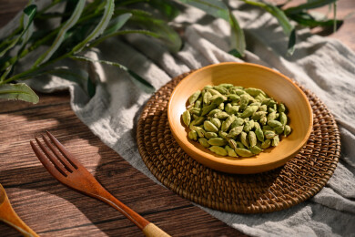 桌面上的盘子里的香气四溢的绿豆蔻