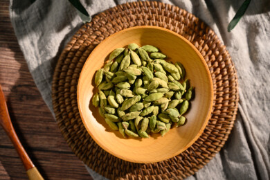 桌面上的盘子里的香气四溢的绿豆蔻