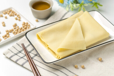 一盘豆皮摆放在桌面上特写