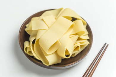 一盘豆皮摆放在桌面上特写