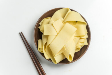 一盘豆皮摆放在桌面上特写
