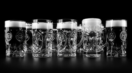 啤酒馆节日啤酒杯干杯聚会庆祝场景背景