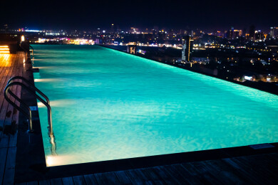 在无边际泳池观看城市夜景风光