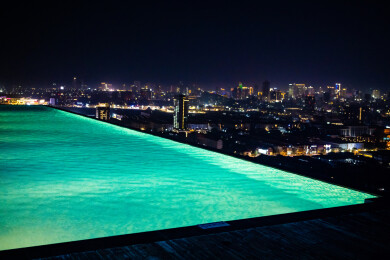 在无边际泳池观看城市夜景风光