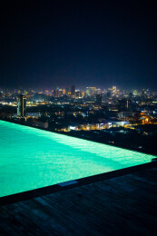 在无边际泳池观看城市夜景风光