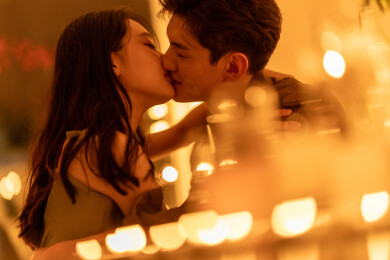 一对青年情侣亲密拥抱