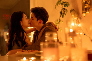 一对青年情侣亲密拥抱