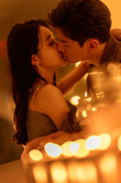 一对青年情侣亲密拥抱