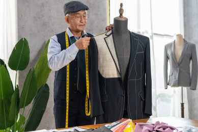 一位服装设计师测量模特身上的衣服