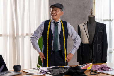 一位服装设计师测量模特身上的衣服