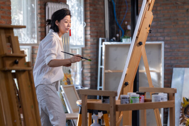 一位中年女艺术家在工作室创作