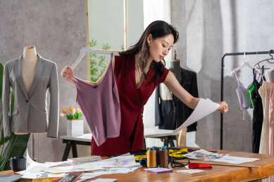 一位年轻女服装设计师在工作室