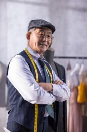 一位服装设计师测量模特身上的衣服