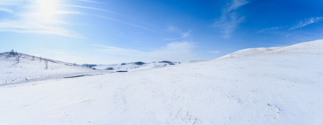 冬季内蒙古乌兰布统蓝天白云雪景