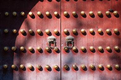 光影中的古韵红门