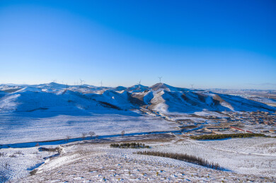 冬季内蒙古乌兰布统蓝天白云雪景