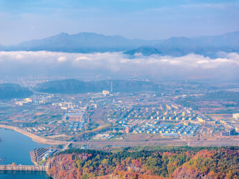 中国辽宁本溪桓仁县城清晨航拍风光