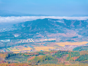 中国辽宁本溪桓仁县城清晨航拍风光