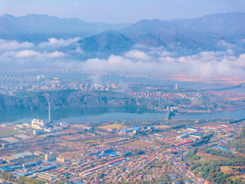 中国辽宁本溪桓仁县城清晨航拍风光