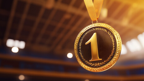 黑色背景下的金色奖牌特写镜头