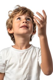 好奇的小男孩仰望天空