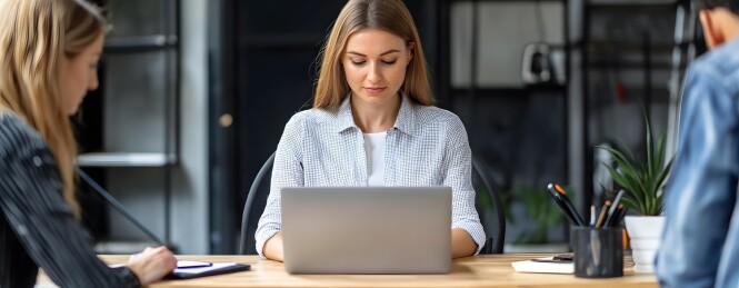 办公室里的女性正在使用笔记本电脑工作