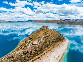 中国西藏日托寺与羊卓雍措美景
