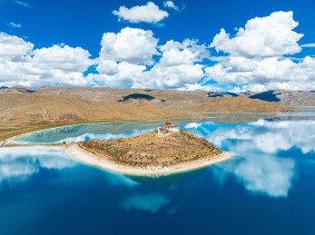 中国西藏日托寺与羊卓雍措美景