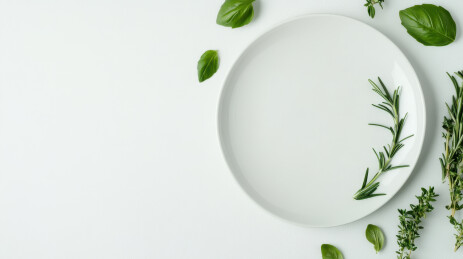 白色盘子与香草装饰