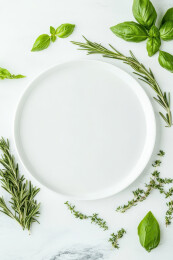 空白盘子与新鲜香草