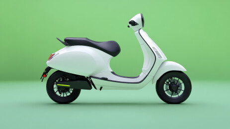 白色电动踏板车