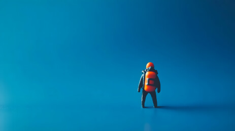 蓝色背景下孤独的旅行者