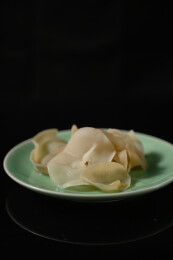 桌面上的盘子里的美味可口的白玉木耳