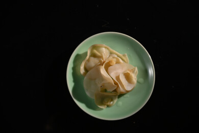 桌面上的盘子里的美味可口的白玉木耳