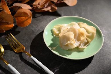 桌面上的盘子里的美味可口的白玉木耳