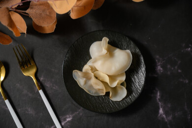 桌面上的盘子里的美味可口的白玉木耳