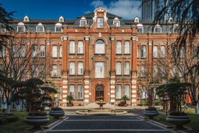 秋季清晨上海徐家汇源徐汇公学风景